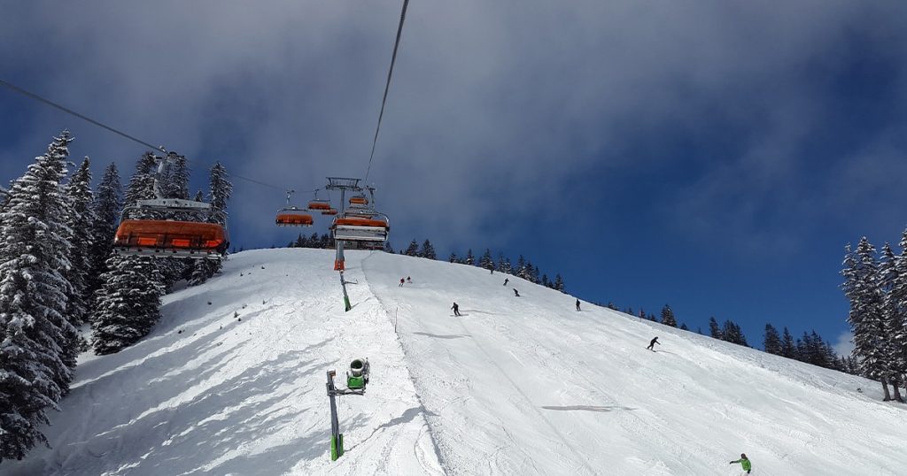 skiing vs snowboarding